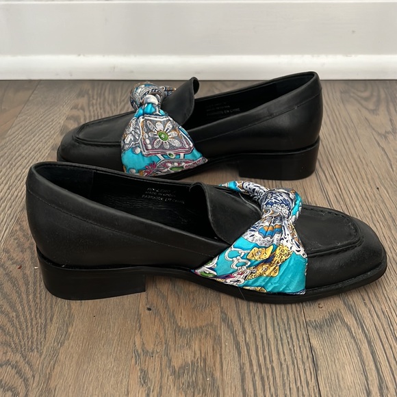 Jeffrey Campbell Loafers with silk knot detail - Picture 5 of 6